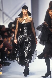 1346606633_KarlLagerfeld1993WomenRTW75.thumb.jpg.18543092be8b904246a0c83a789d6c87.jpg