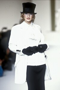 1349964373_Valentino1993WomenRTW49.thumb.jpg.059ba1c9a780690e61cd0fe40c45bc5c.jpg