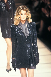 1354964471_GiorgioArmani1991Spring(5).thumb.jpg.ea80d4aae35ea2dfc6e5d652a0f2d16f.jpg