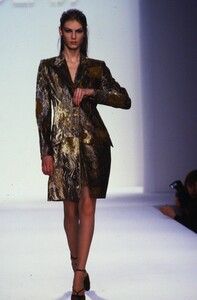 1356354463_bill-blass-fw-1997(19).thumb.jpg.f38bfe8b2402199b774b0c60e12b9010.jpg