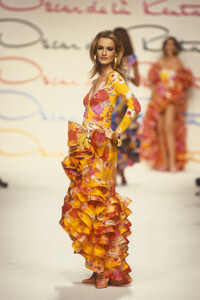 1361929258_OscardeLaRentaSpring199213.thumb.jpg.cadd3f863e19018c7595024ee9524fb1.jpg