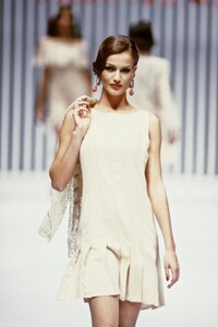 136426955_Valentino1992HauteCouture15.thumb.jpg.79bbb3b1a86ad050ad1127909650a958.jpg