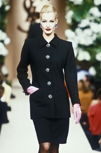 136826573_YvesSaintLaurent1995HauteCouture5.thumb.jpg.5e1a5dcbf3c5397f5d0afe09e2309e72.jpg