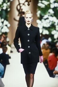 1368944345_YvesSaintLaurent1995HauteCouture4.thumb.jpg.4ec360e171c85e0dbeb1f7939ba650a5.jpg