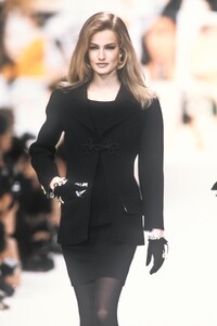 1389186972_Valentino1991WomenRTW64.thumb.jpg.e28bf05ac2a40a2f0a5249f0918ff2fc.jpg