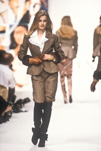 1428791853_Valentino1991WomenRTW9.thumb.jpg.495596759b457d4f7a6730ca0e0dc79c.jpg