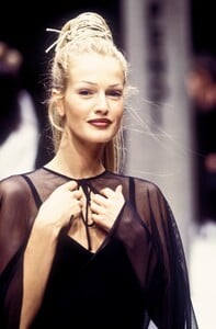 14294685_Fendi1993WomenRTW76.thumb.jpg.75d253a58ea6298627cd1dd55c6ca9a1.jpg