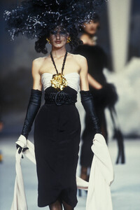 1430315316_Chanel1992HauteCouture135.thumb.jpg.2659d48f111452f4167a06cceaee3231.jpg