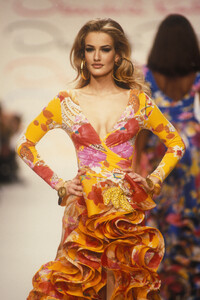 143871495_OscardeLaRentaSpring199211.thumb.jpg.23ffcba3b321a15c1c6e8945b5603867.jpg
