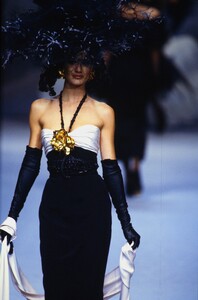 1440182872_chanel-hc-ss-1992(20).thumb.jpg.74b0784852258207799f01c0bf97ba99.jpg