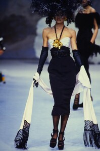 144040262_chanel-hc-ss-1992(22).thumb.jpg.177b5dbde35163a8fd50c50cccf1dc10.jpg