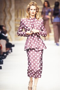 1448014287_Valentino1993WomenRTW13.thumb.jpg.c620dee4340840f12f2cc4b478bf3646.jpg