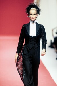 1467096068_JacquesFath1995WomenRTW10.thumb.jpg.0093643079bda2ddacd7224e2ed78ee5.jpg