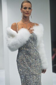 1471901544_DolceGabbana1995WomenRTW83.thumb.jpg.e51db4076a65854fcef54961741cd9ac.jpg
