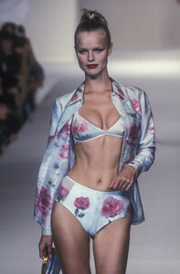 1479246626_Blumarine1997WomenRTW5.thumb.jpg.0ab122d3f640c5a2906ca554469a4f7b.jpg