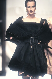 1489660478_ChristianDior1991HauteCouture52.thumb.jpg.42ef20e9239d4acdd8a5456e1a19bb2e.jpg