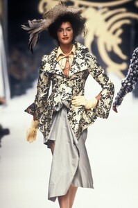 1491218966_VivienneWestwood1995WomenRTW23.thumb.jpg.40fb12a044e3b65f9fe4a4206f0aae9d.jpg