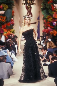 1492853616_YvesSaintLaurent1995HauteCouture207.thumb.jpg.386fafad28ad1ffd80b9dace01de4fdc.jpg