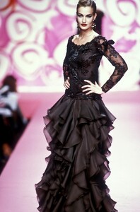 149621112_Valentino1991HauteCouture60.thumb.jpg.8a7fe8f1df351b3d86fa82c0c948a18c.jpg