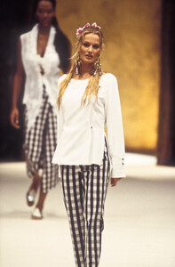 1498584128_RifatOzbek1993WomenRTW2.thumb.jpg.062a1b67ecee777bb8d59254d06d46ff.jpg