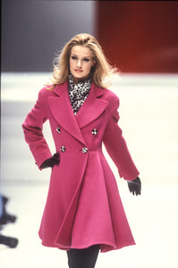 1501011056_LauraBiagiotti1992WomenRTW41.thumb.jpg.a71b9498b42610384522bb3eeae9572f.jpg