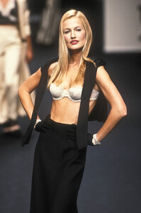 1503562982_ChantalThomass1995WomenRTW100.thumb.jpg.d76b413c7f06bb9946e1c6235297c47d.jpg