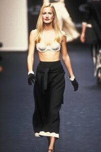1505125537_ChantalThomass1995WomenRTW64.thumb.jpg.820e665fc1df5ebd6f166db80f55f10f.jpg