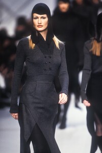 1513406776_KarlLagerfeld1993WomenRTW27.thumb.jpg.79d4266c5ead7290382baf4aca2b5940.jpg