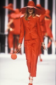 1517567384_Valentino1992WomenRTW56.thumb.jpg.e0d2df171198e1e7233c140cabe4f0bb.jpg