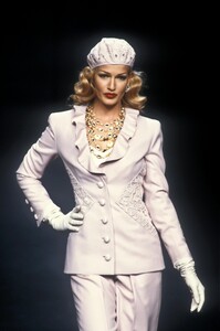 1519976409_Valentino1992HauteCouture42.thumb.jpg.c44df2a985895057a1e1b4396fcc1b70.jpg