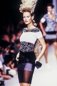 1521449517_KarlLagerfeld1994WomenRTW61.thumb.jpg.e124d56ffe213321d829d14e33bf569f.jpg