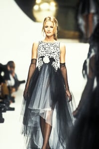 1524724202_Chanel1994HauteCouture172.thumb.jpg.10c29c8c4a4dba9919e04a863afab0d2.jpg