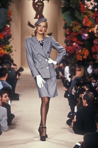 152812211_YvesSaintLaurent1995HauteCouture43.thumb.jpg.0118393b6bca44800dc9ec90a330f4ee.jpg