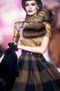 1534776233_Valentino1991HauteCouture42.thumb.jpg.0055219623f91e7425342e0adf3139bd.jpg