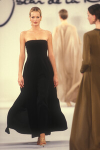 1537735536_OscardeLaRentaSpring19944.thumb.jpg.a26c8d0844a21e38fda2cf8a4c0542cd.jpg