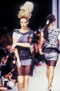 1545074011_KarlLagerfeld1994WomenRTW60.thumb.jpg.5e658353fa861183bbcec98c0d84a560.jpg