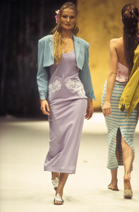 1546535494_RifatOzbek1993WomenRTW5.thumb.jpg.fa08a1ab5319507960af0e914cc4beb9.jpg