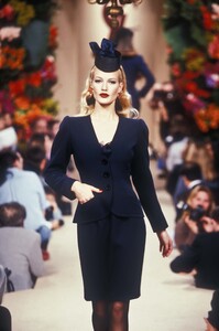 1562879269_YvesSaintLaurent1995HauteCouture117.thumb.jpg.d97c90bceb9a38cd66bb767f4027d370.jpg