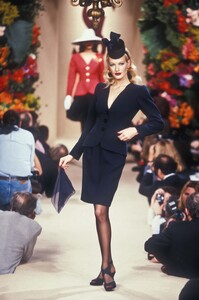 1564850379_YvesSaintLaurent1995HauteCouture120.thumb.jpg.d9902eda0b1a6c905b664fdeddc3671b.jpg