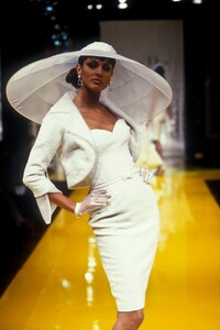 1566031513_ChristianDior1995HauteCouture57.thumb.jpg.cd91811c194a72d1ecdfe9e5f9f8ad9c.jpg