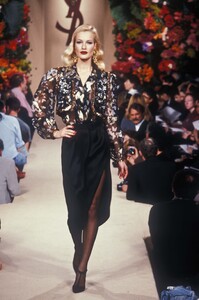 1569172441_YvesSaintLaurent1995HauteCouture182.thumb.jpg.9bf52a54a44d5a45ff0dccf6f5d060a6.jpg