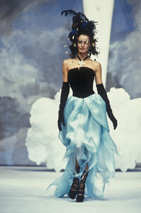 1581641592_Chanel1992HauteCouture132.thumb.jpg.3fe885d962a90dd1fa1f559993d1b3b9.jpg