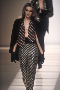 1584576516_GiorgioArmani1991Fall1.thumb.jpg.bb9f88b1f2e3153531d5864597c1778e.jpg