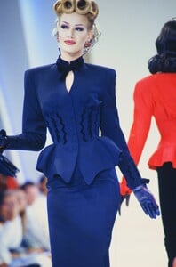 1584638338_thierry-mugler-hc-fall-1992(15).thumb.jpg.15d981fb9da65b9ffee8203fd095532c.jpg
