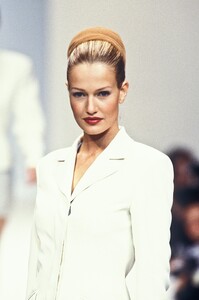 1596602341_HerveLeger1994WomenRTW109.thumb.jpg.02e4b7a3d07c03ae702ae6d8243e33ed.jpg