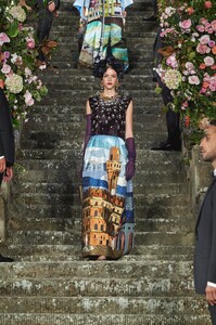 1599210431271472-Dolce-Gabbana_AltaModa_Firenze2020_CATWALK-3-.thumb.jpg.e09901b17bd8f42d4398e7bbf8ceaee4.jpg