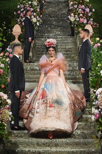 1599210431314425-Dolce-Gabbana_AltaModa_Firenze2020_CATWALK-1-.thumb.jpg.8dad61d69044bedd6ada1782aa425b55.jpg