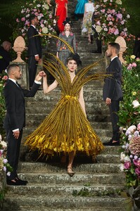 1599210431589089-Dolce-Gabbana_AltaModa_Firenze2020_CATWALK-23-.thumb.jpg.53bd5d3ae548a2e406e7c13852e5f3f5.jpg