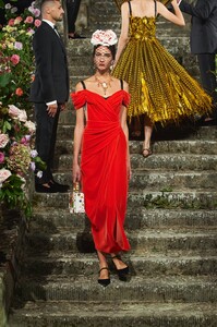 1599210431660819-Dolce-Gabbana_AltaModa_Firenze2020_CATWALK-25-.thumb.jpg.fec5491fe23d6c1eec630924fd018771.jpg