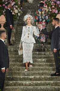 1599210431714972-Dolce-Gabbana_AltaModa_Firenze2020_CATWALK-37-.thumb.jpg.b7eba795e84ffe8f3ebb998f7c4f2f72.jpg